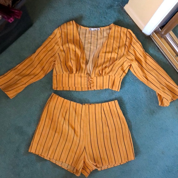 2 piece shorts and button down v top - Picture 1 of 4